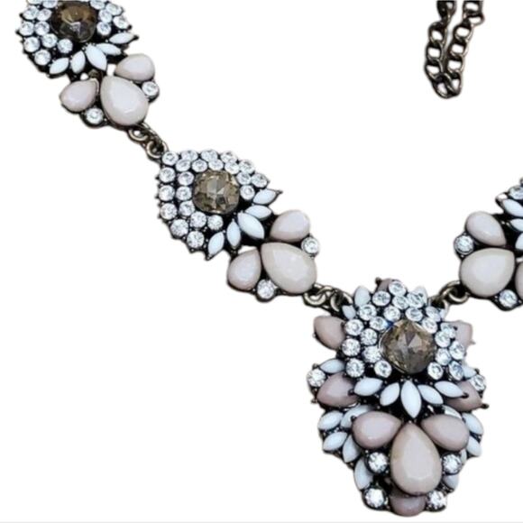 Treska Gorgeous pink and white statement necklace - Picture 3 of 5